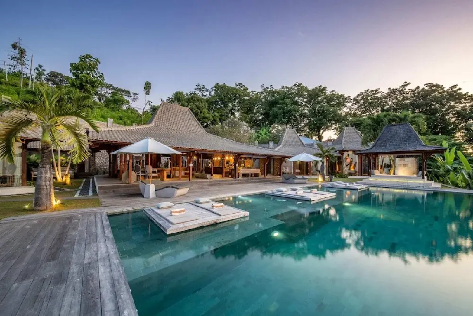 Palatial Wooden Villa, 4br, Lovina