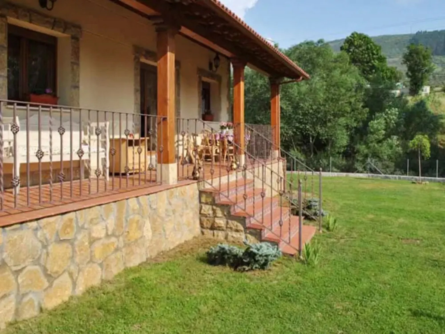 Rustic, 3-bedroom House in Villamanín With a Furnished Terrace, Garden