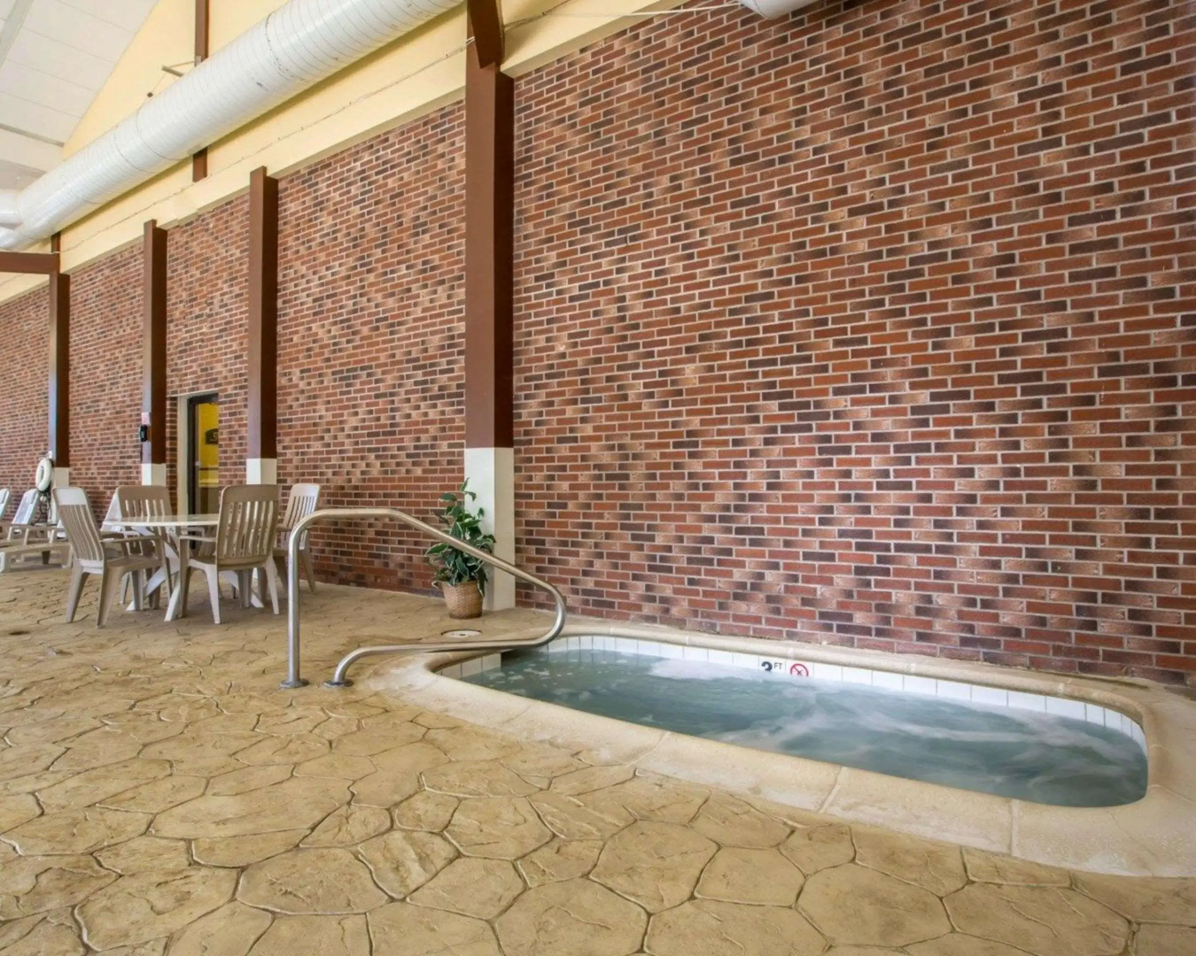 Clarion Inn & Suites at the Outlets of Lake George