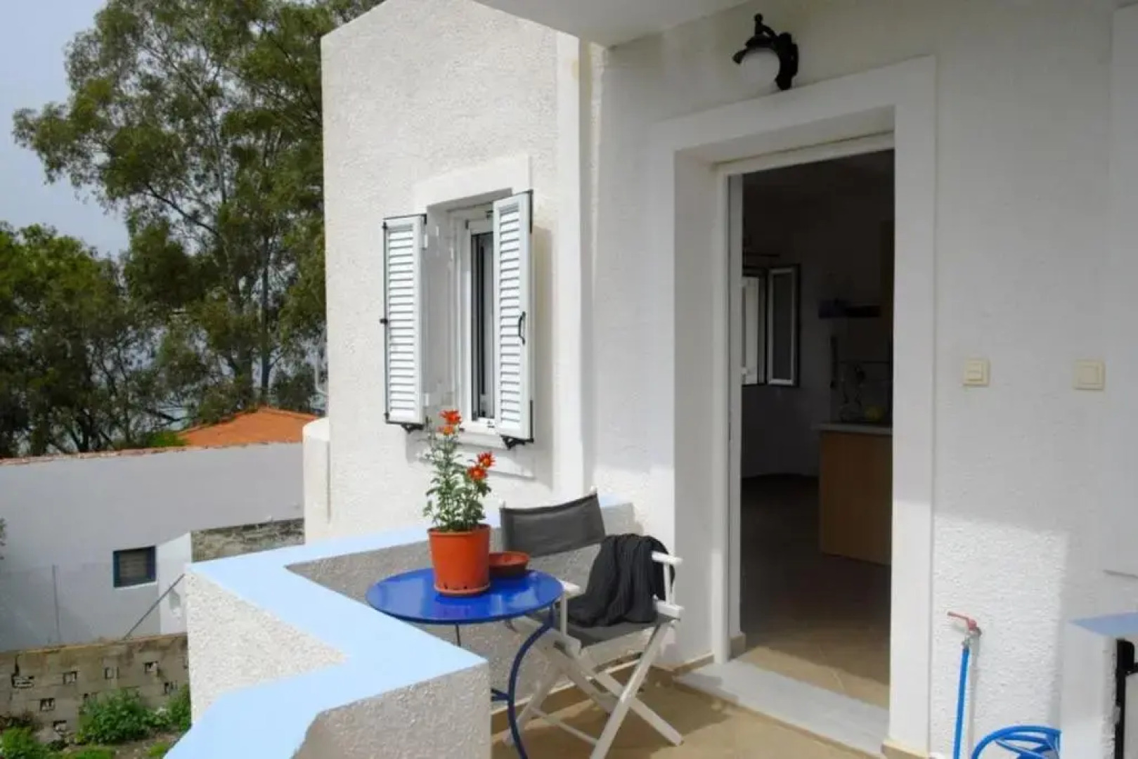 Apartment with sea view and balcony 60m from beach