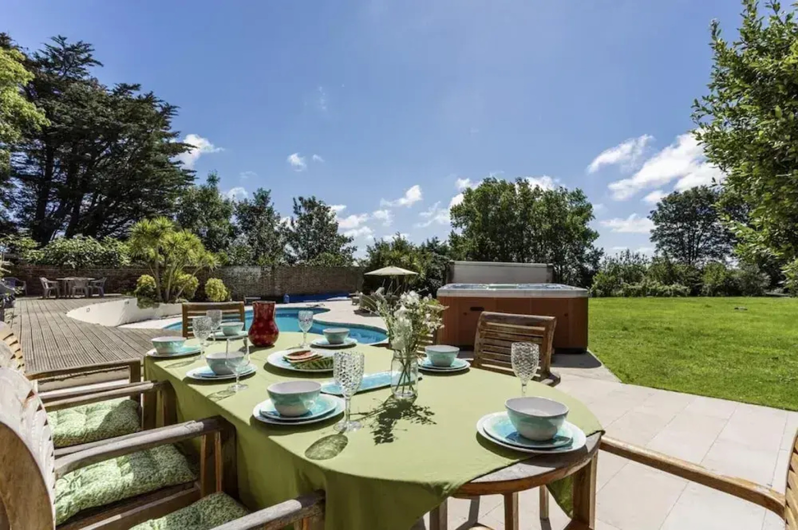 Sleeps10/18-parking-garden-pool-hottub-balcony