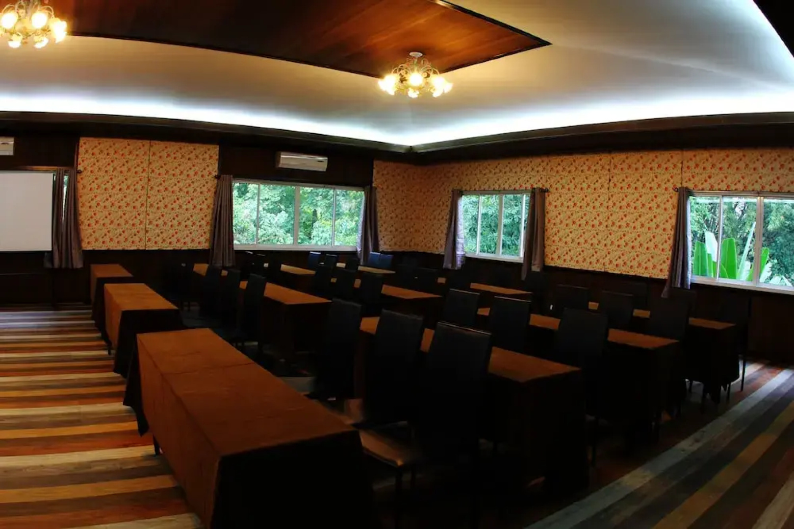 The Hub Erawan Resort