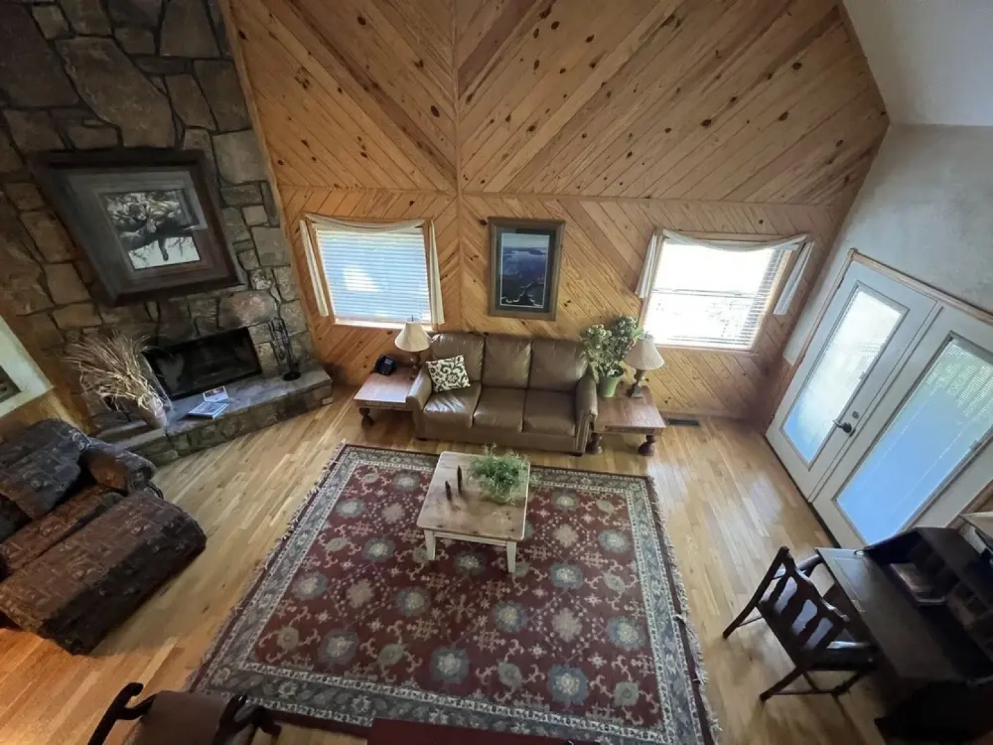 Luxury, loft, log-sided two bedroom Harbor North cottage on Lake Ouachita. by RedAwning