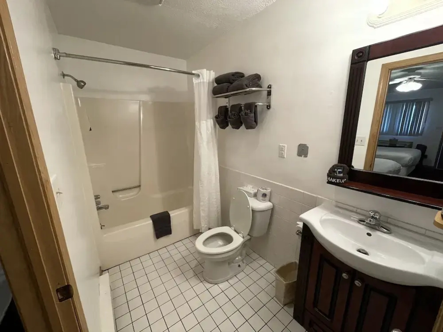 Lake Bluff Inn and Suites