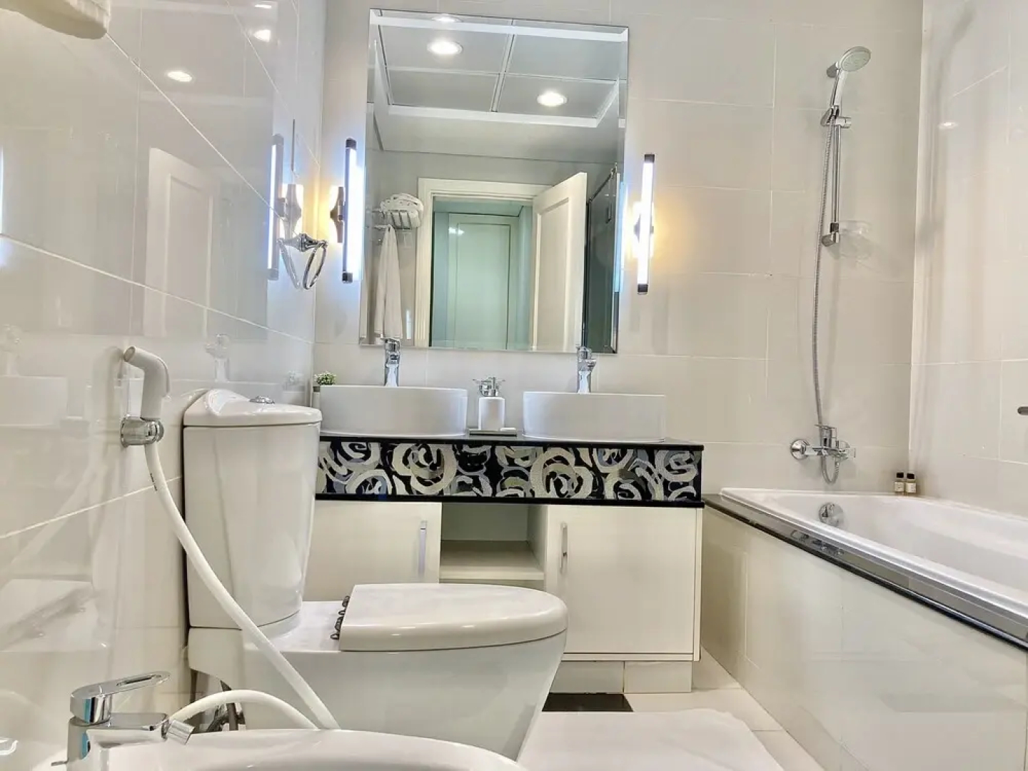 SuperHost - High-rise Chic Apt With Incredible Skyline Views
