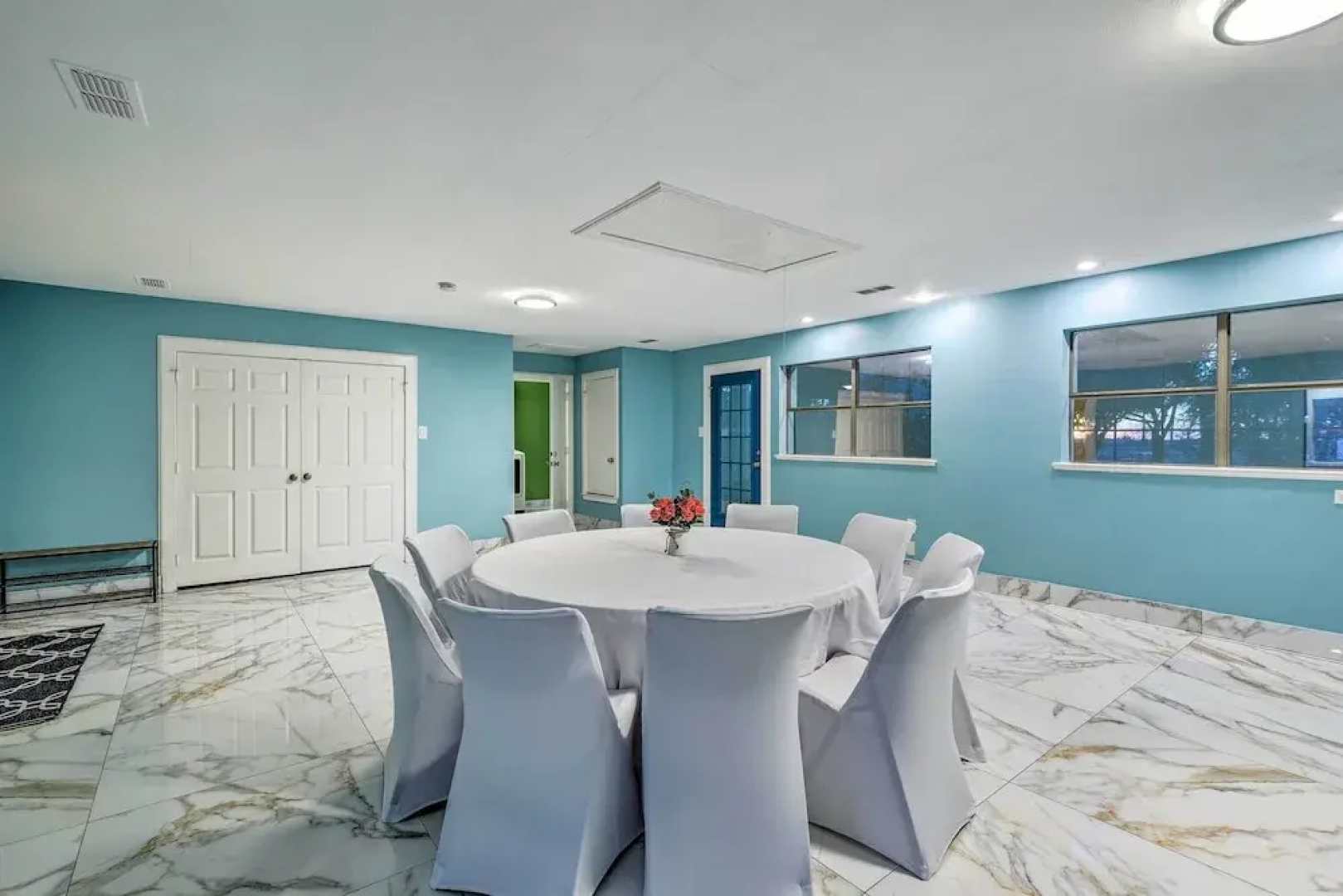 Private Pool: Spacious & Vibrant Argyle Villa!