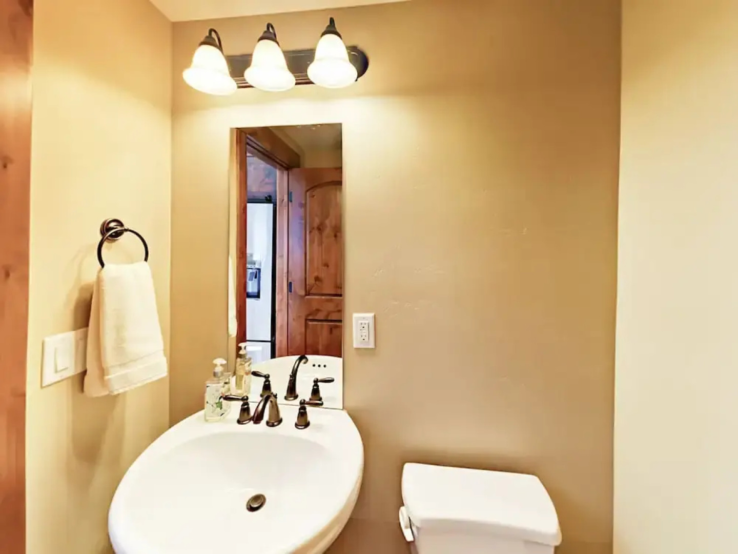 Well-Appointed Gem - 3 Br Townhouse