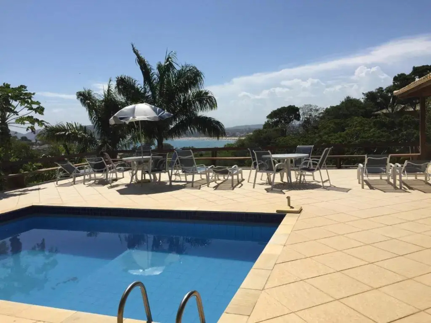 Praia da Ferradurinha Guest House