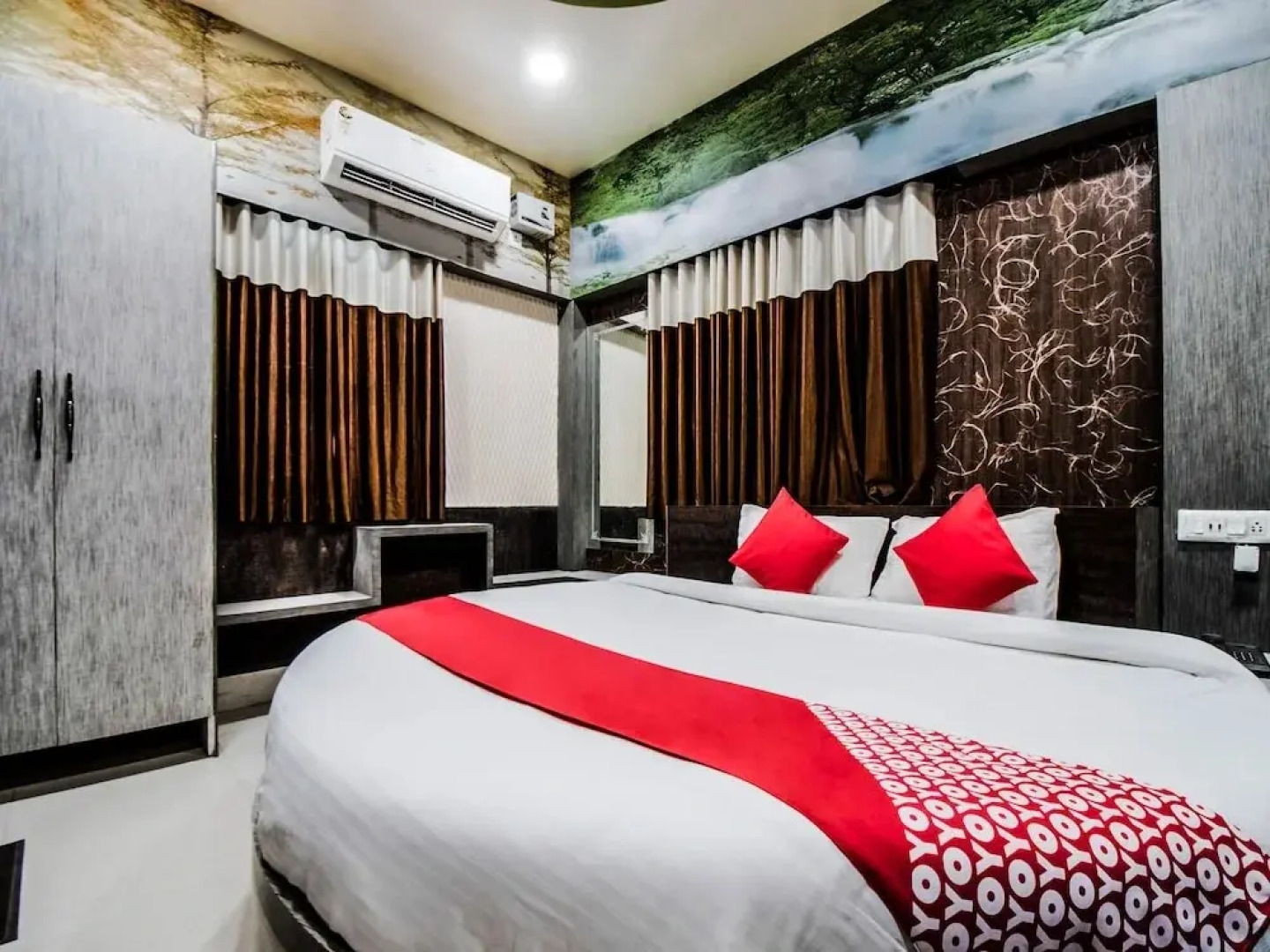 Oyo 28557 Hotel M V International