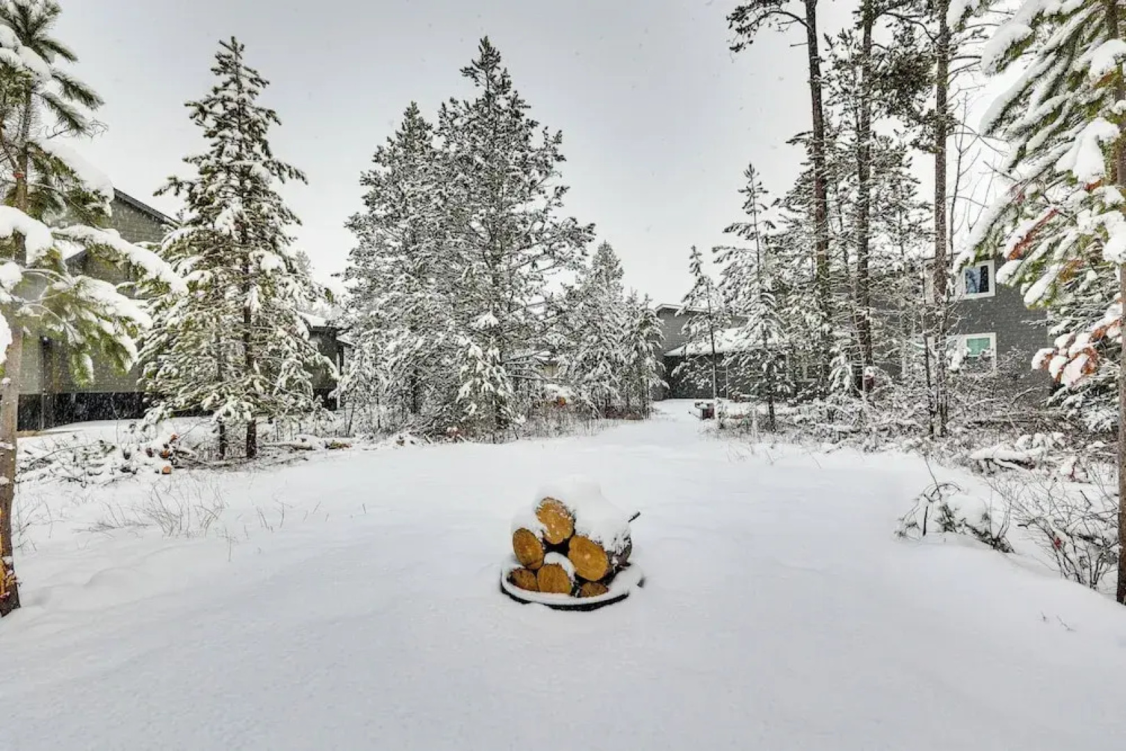 All-season Cabin: Hot Tub & Sauna in Donnelly