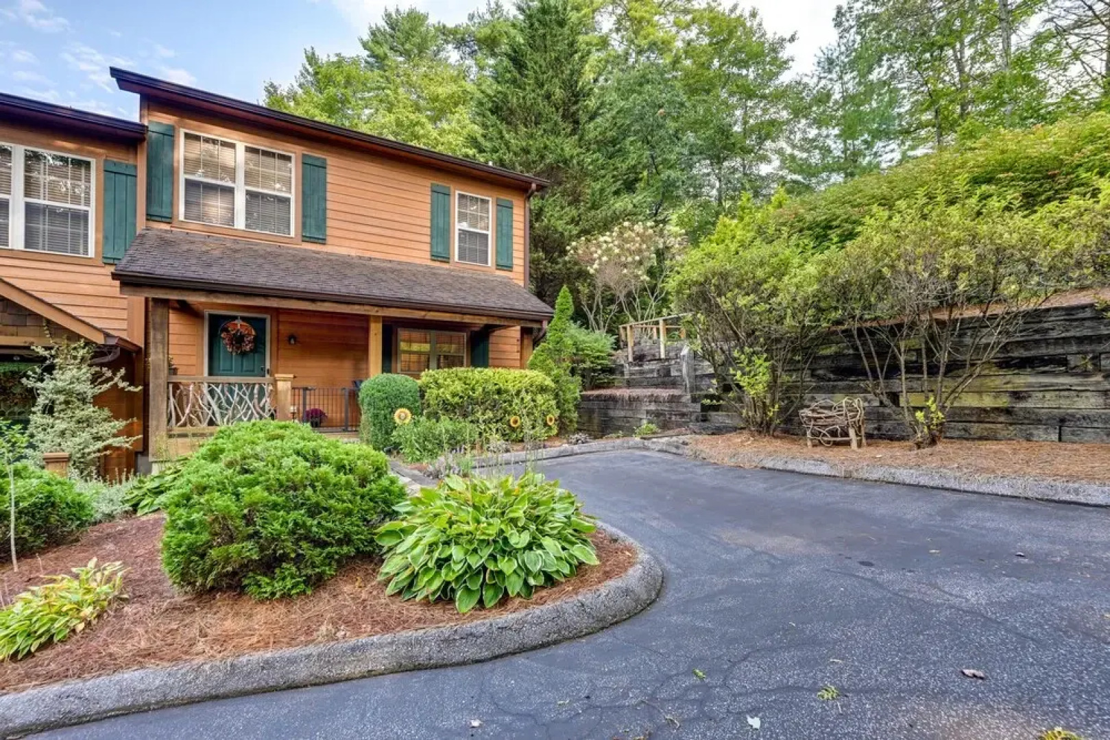 Sapphire Retreat Near Lakes, Trails & Waterfalls!