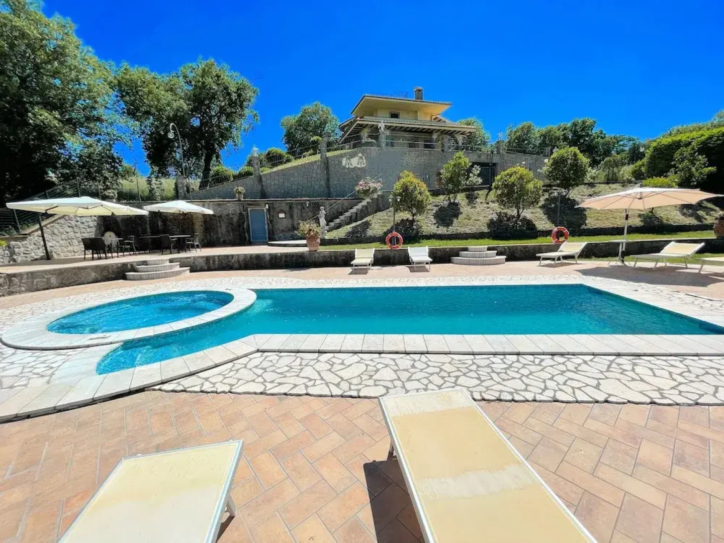 Charming Villa in Umbria - Sleeps 16 - Lake View - Pool, Jacuzzi and Events Room