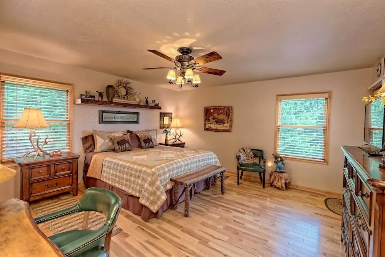 Spacious 'eagle's View' Luxury Cabin w/ Views