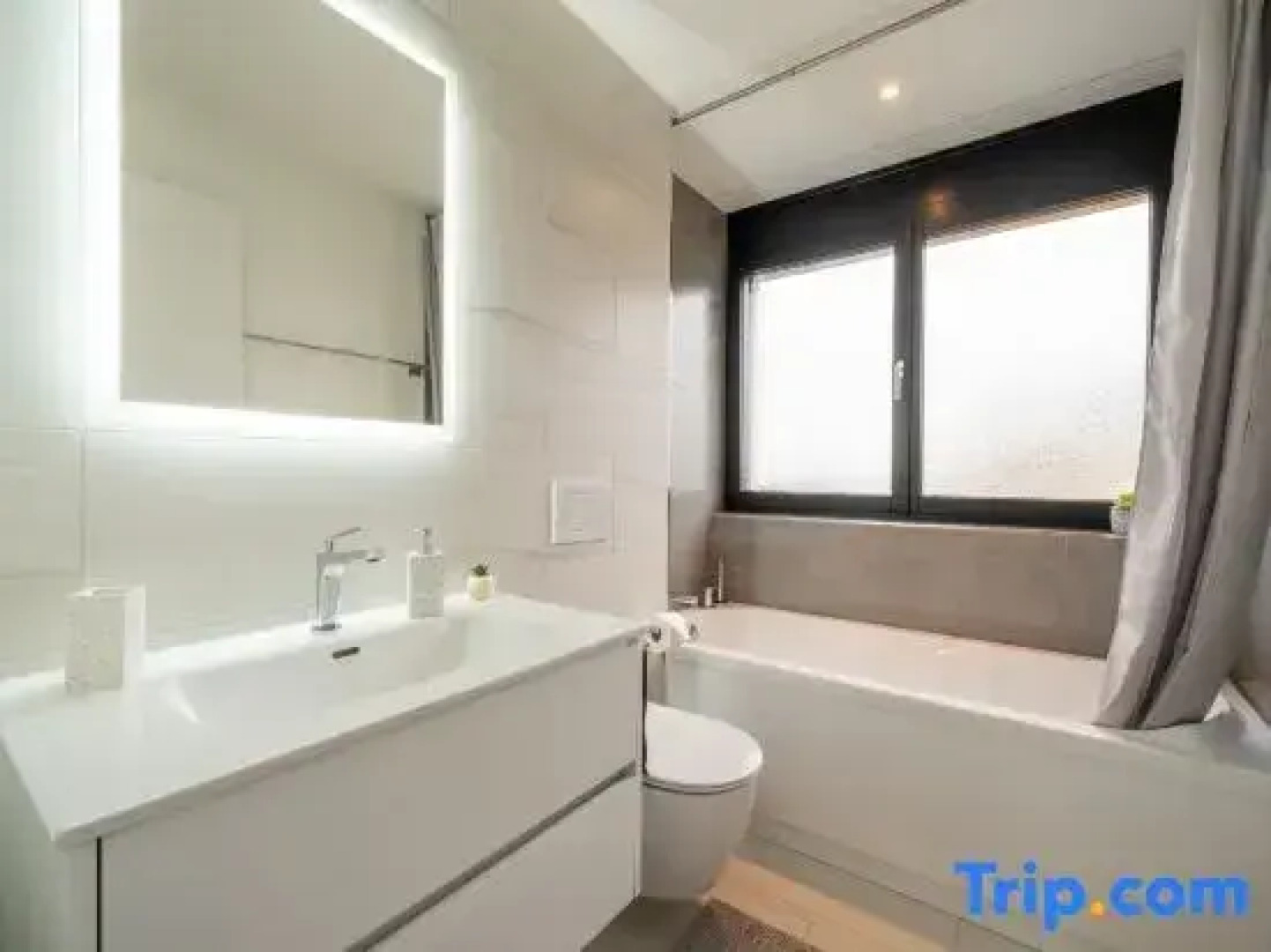Swiss Living | High-Tech Kitchen, 1G WiFi, Balcony