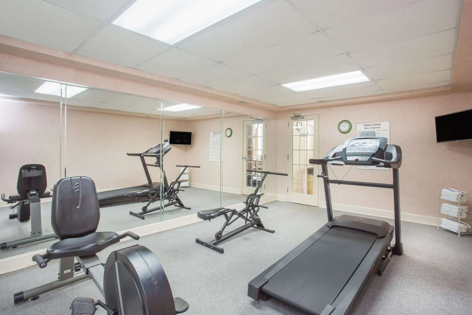 Days Inn & Suites by Wyndham Columbia Airport