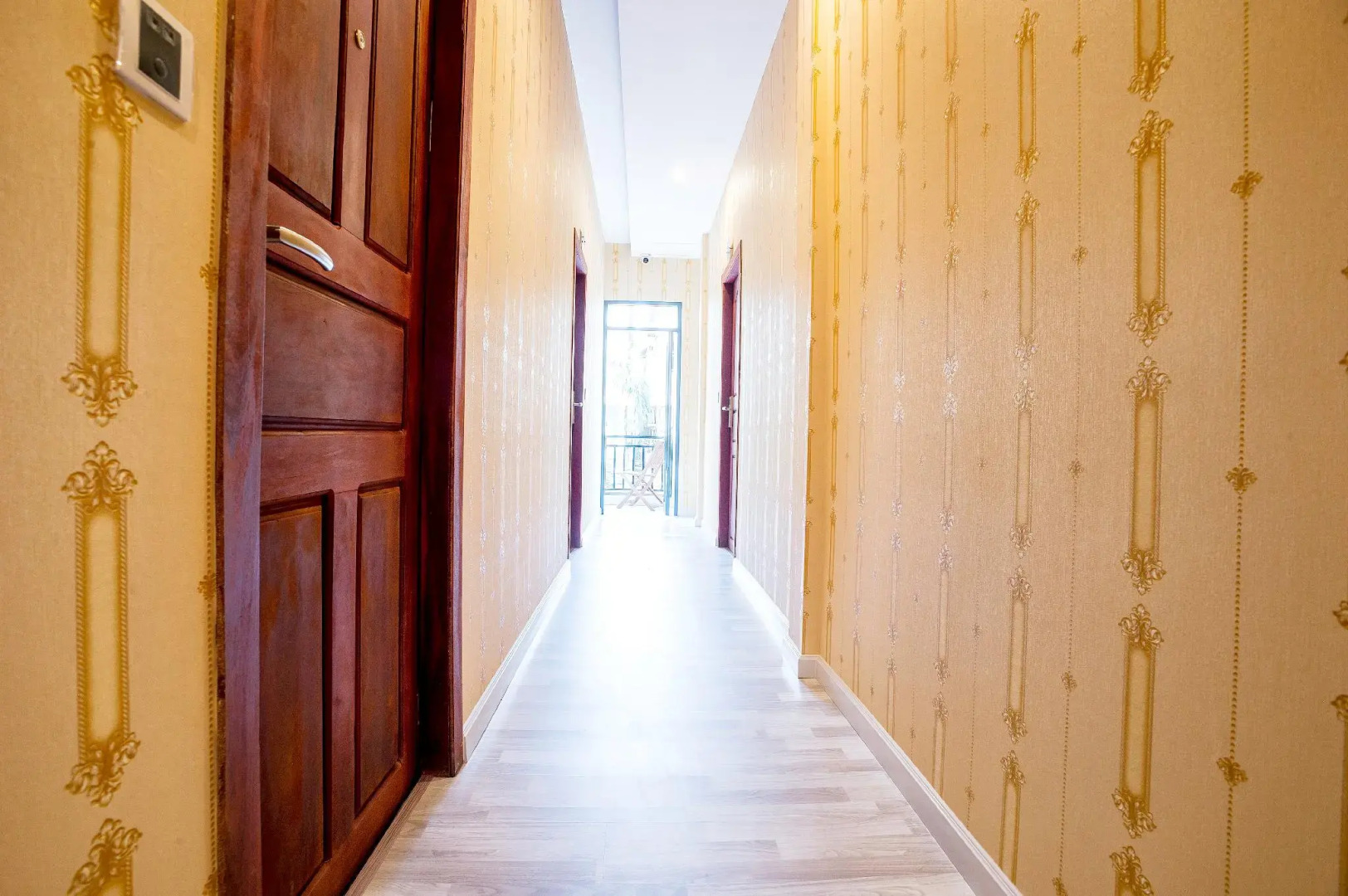 White Residence Hotel & Apartment