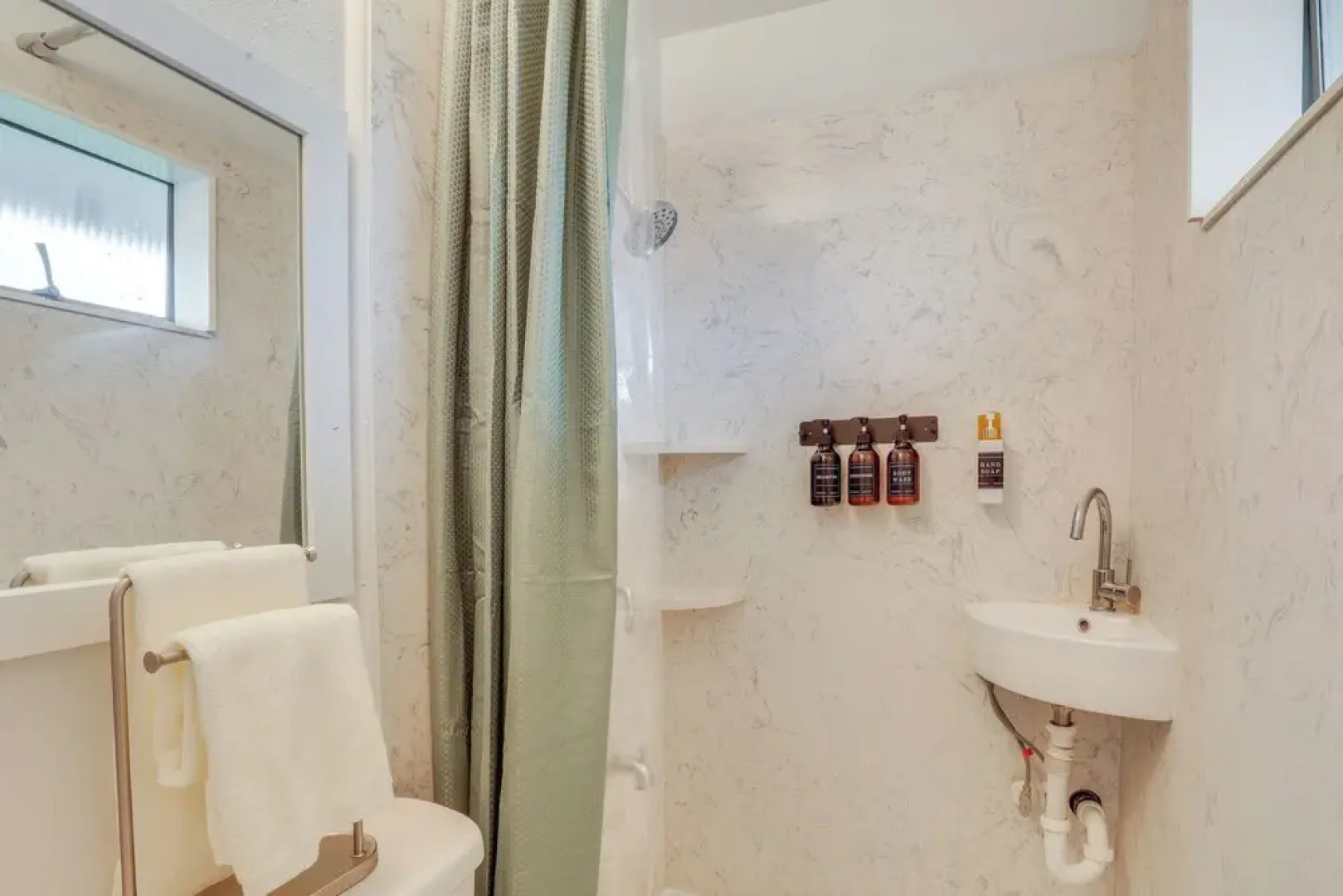 7 Mi to Dtwn: Pet-friendly Abode in Seattle!