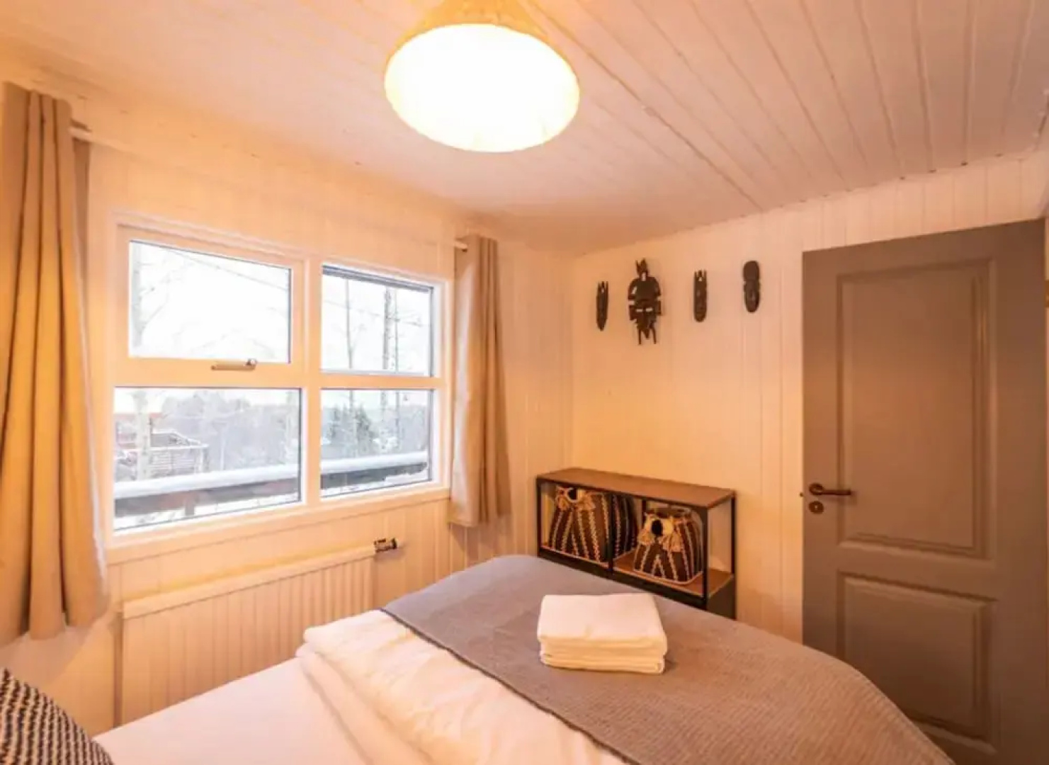 Traditional Cottage with Jacuzzi andLake
