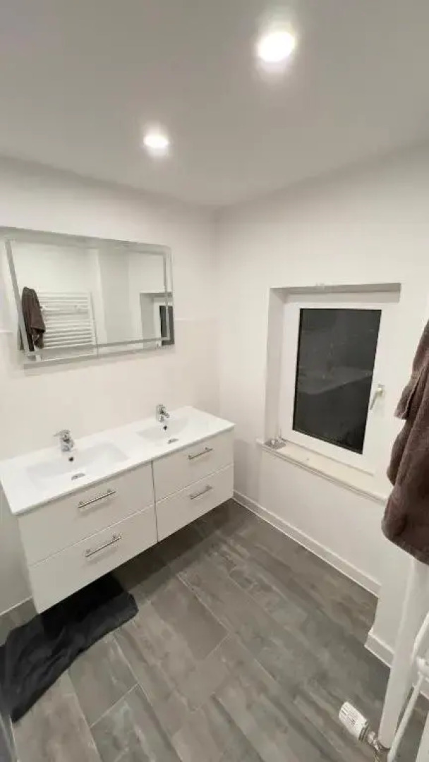 Geräumiges City-Apartment mit 4 Schlafzimmer und 2 Badezimmer mit Parkplätzen D46-OG