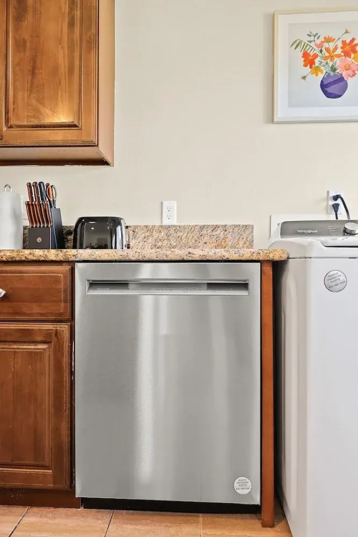 Sunny & Cheerful Near I-10 ~ Queen Beds ~ Parking