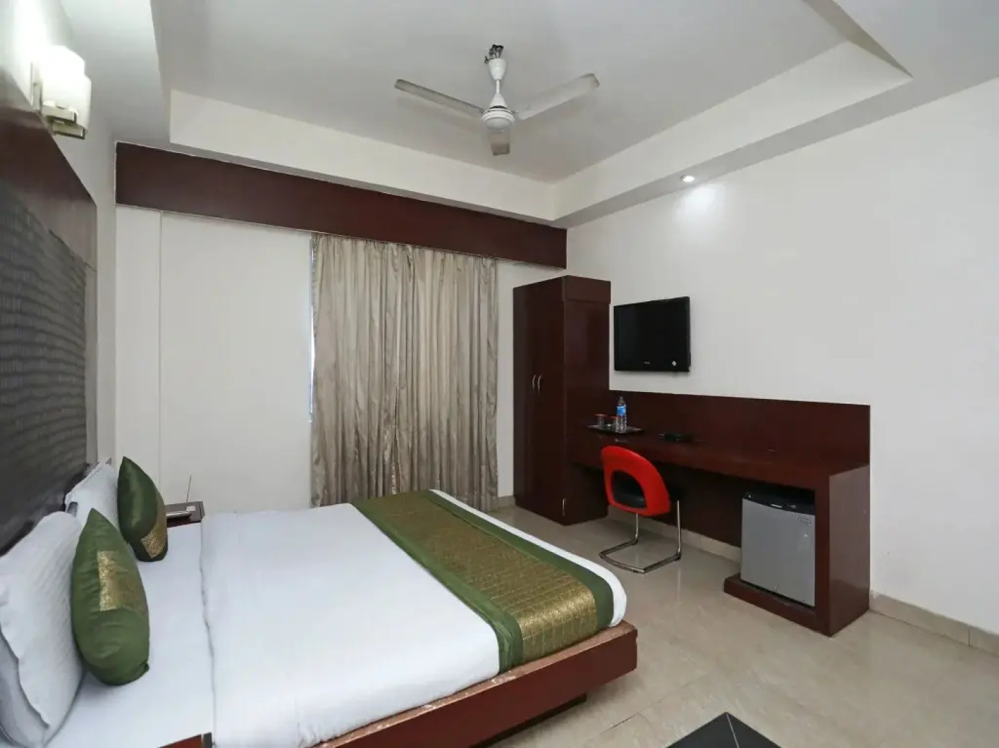 OYO Premium Swaroop Nagar