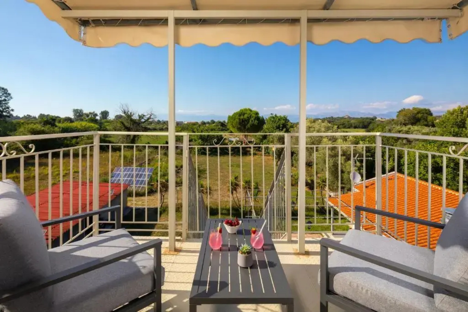 Villa Paradiso: Near beach, superb pool and garden