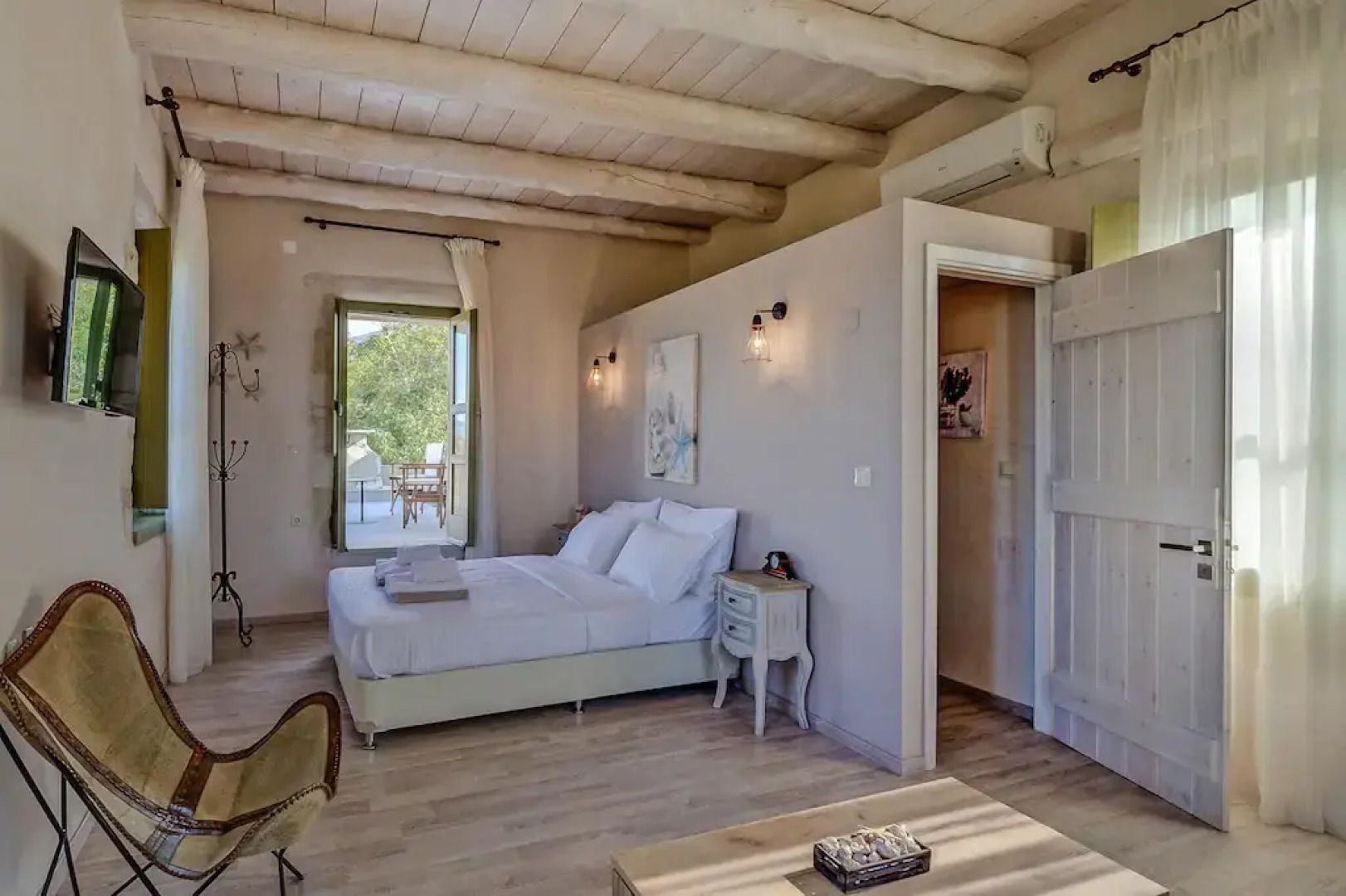 Holiday House, Castellos