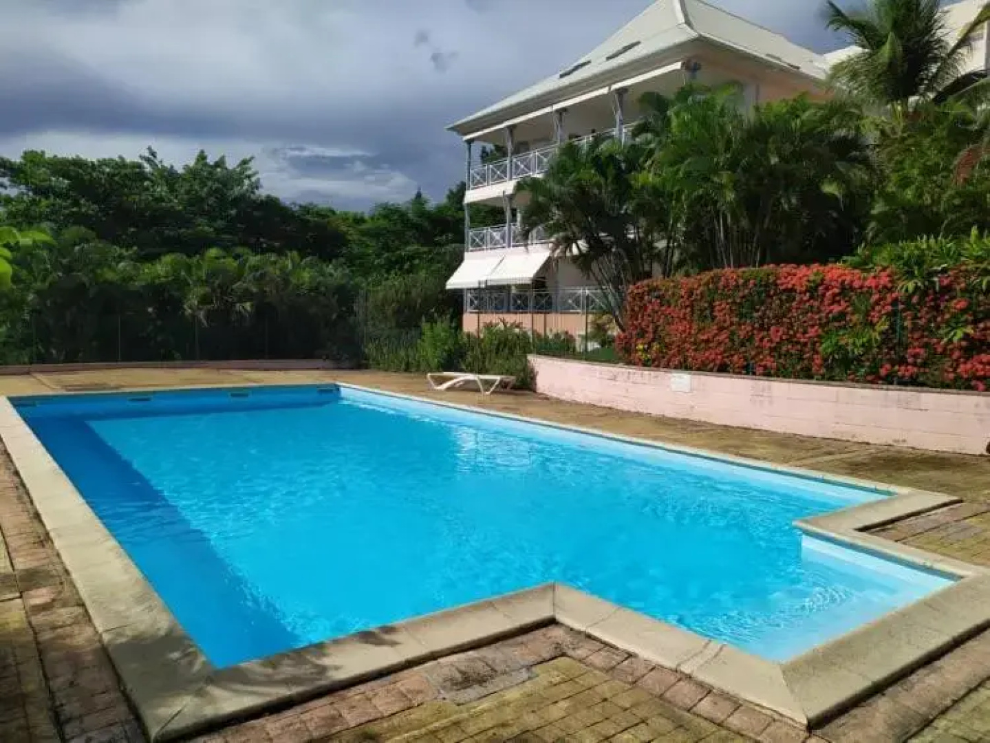 Charmant appartement en bord de mer avec piscine