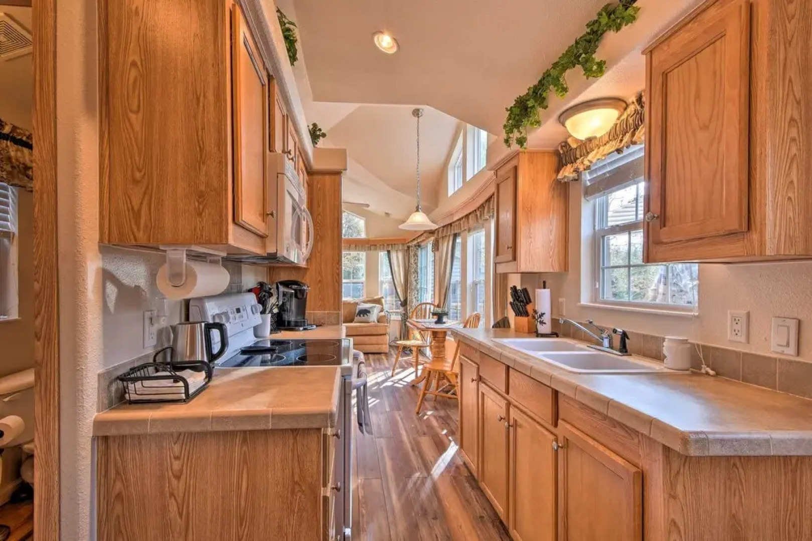 'the Cubs Den' Woodsy Highlands Home: Hike & Ski!