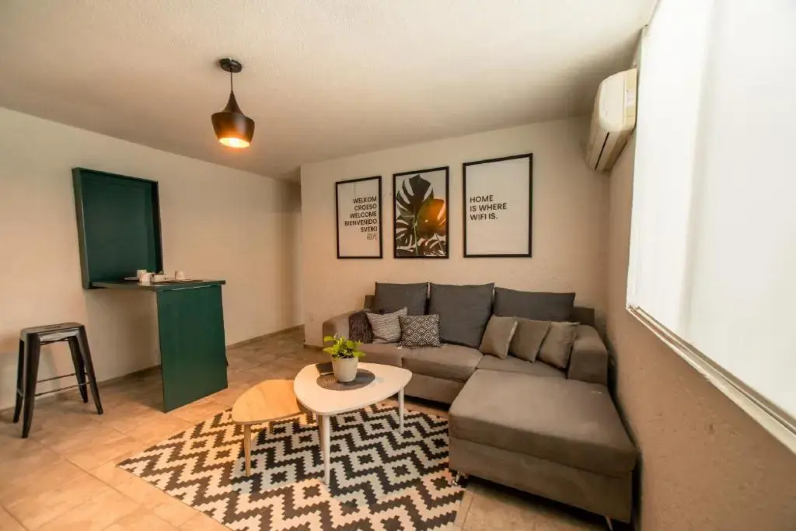 Depto. Hangar 4 col. Unidad Nacional Plaza Jalisco.