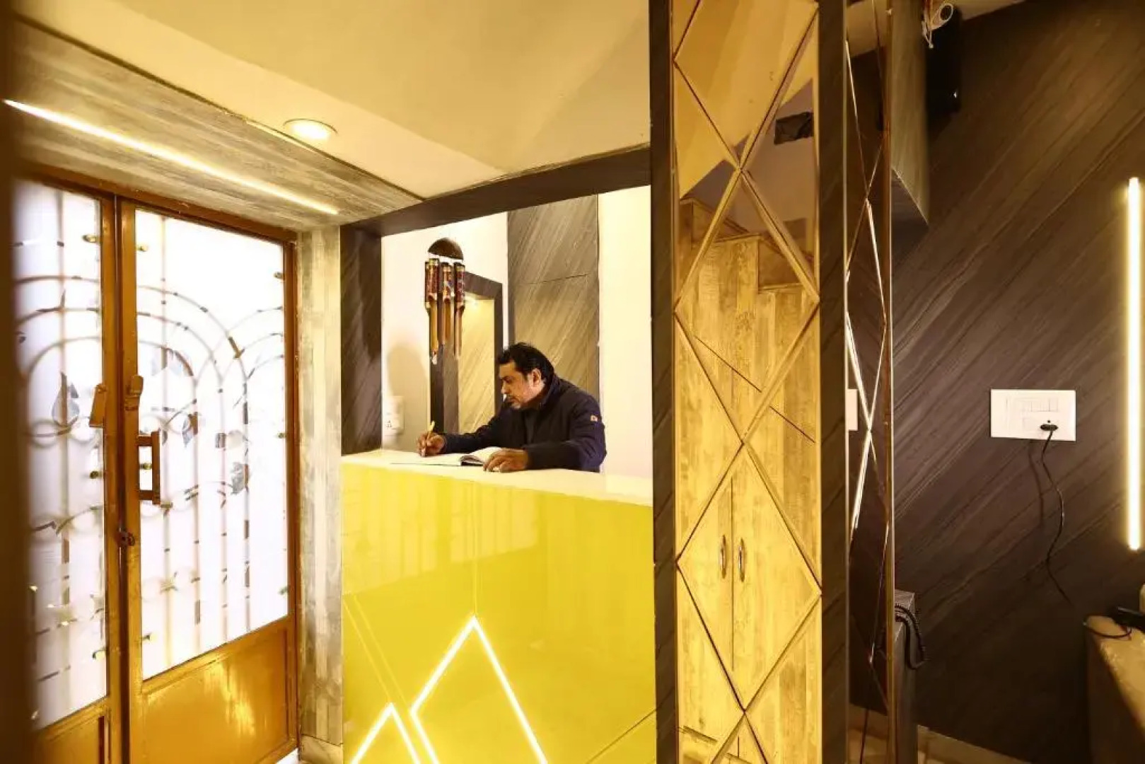 Lucky Restaurant And Guest House