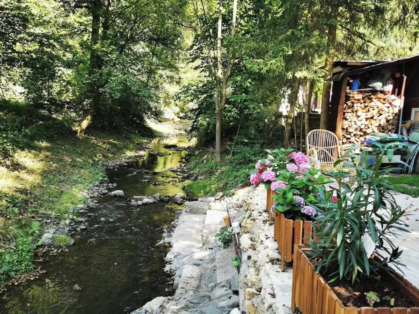 Sunny Wooden House on Creek, 30 Minutes Prague
