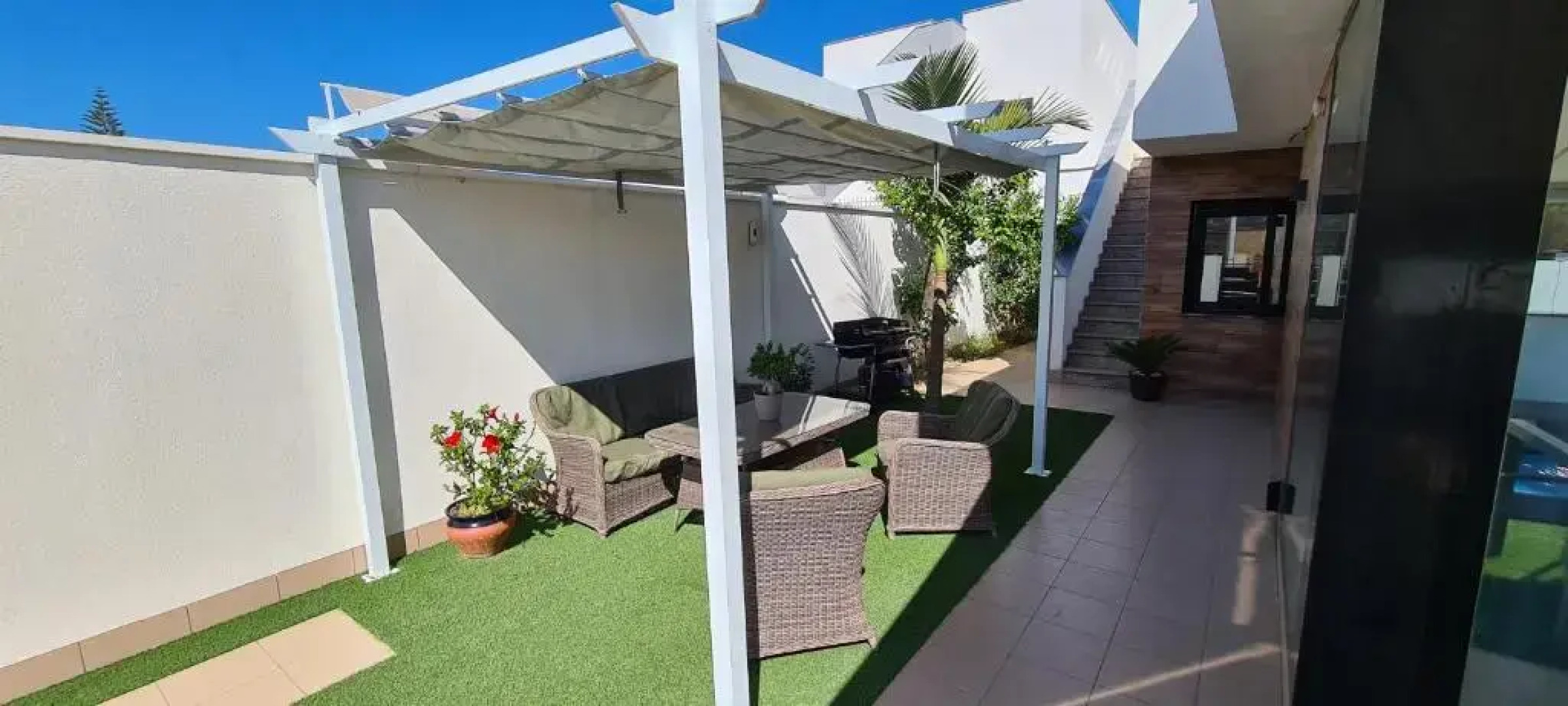 Lo Pagan Holiday House