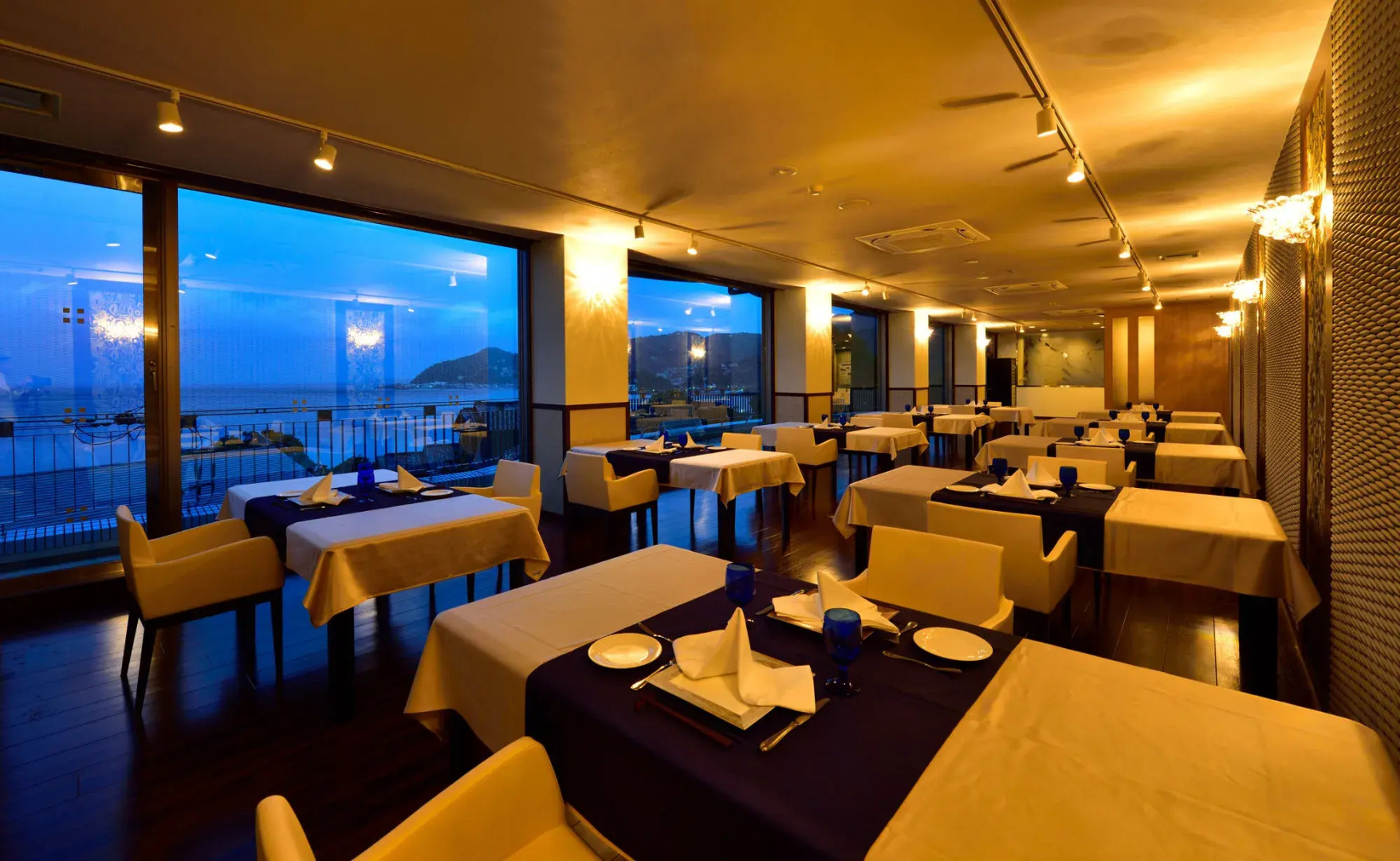 Fontaine Bleau Atami