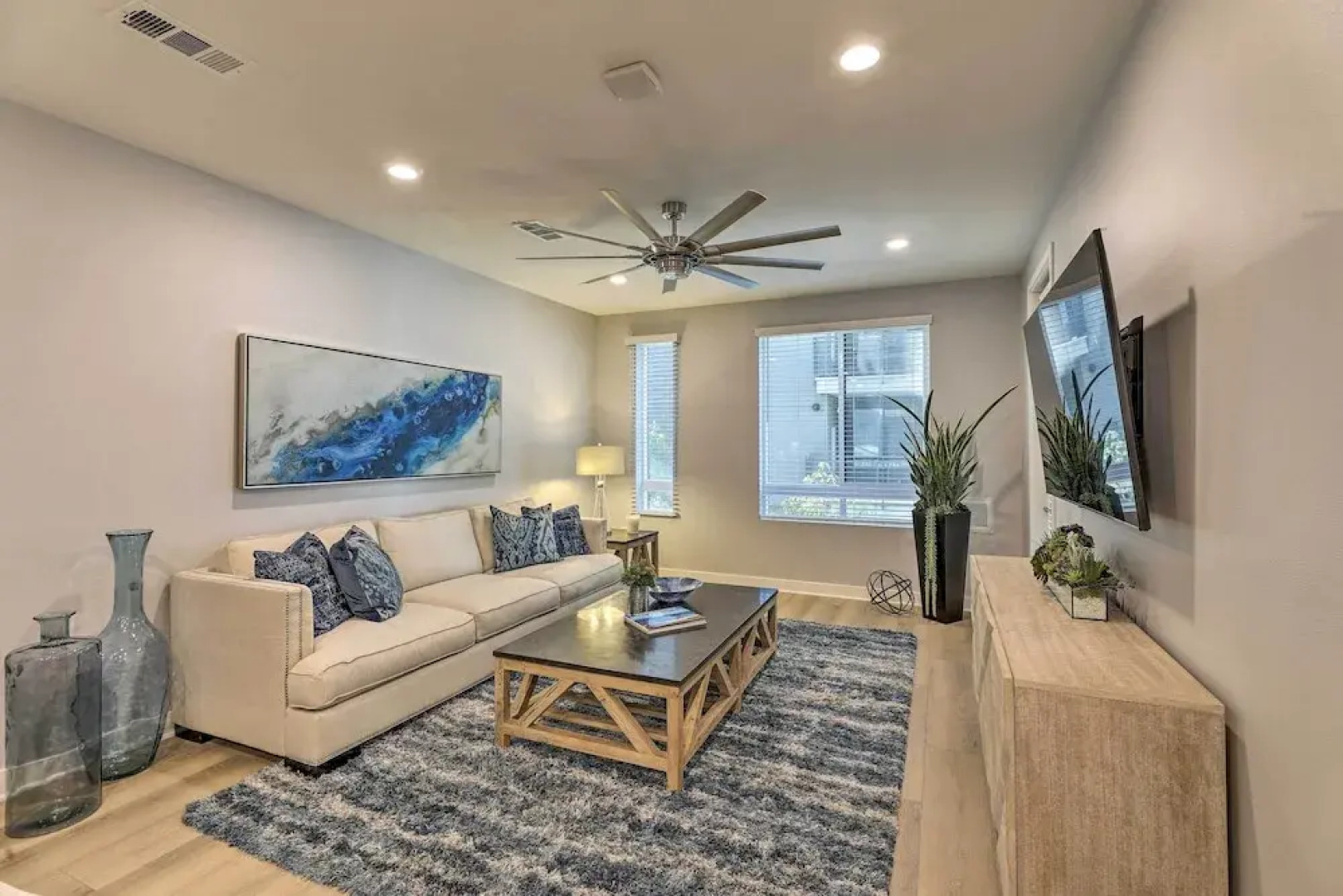 Modern Irvine Condo w/ Pool - 7 Mi to Beach!