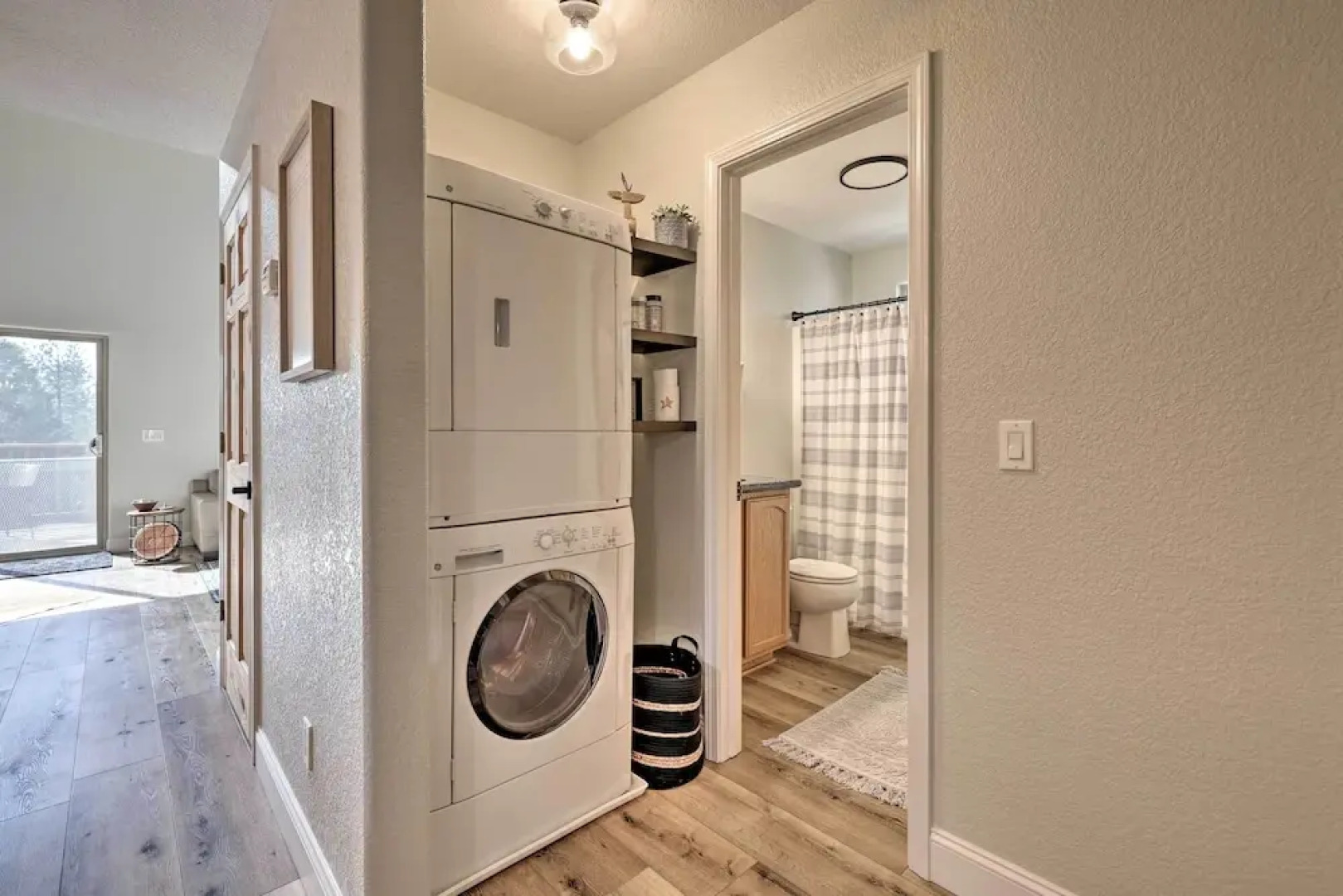 Near Hiking + Wineries: Arnold Cabin w/ Deck!