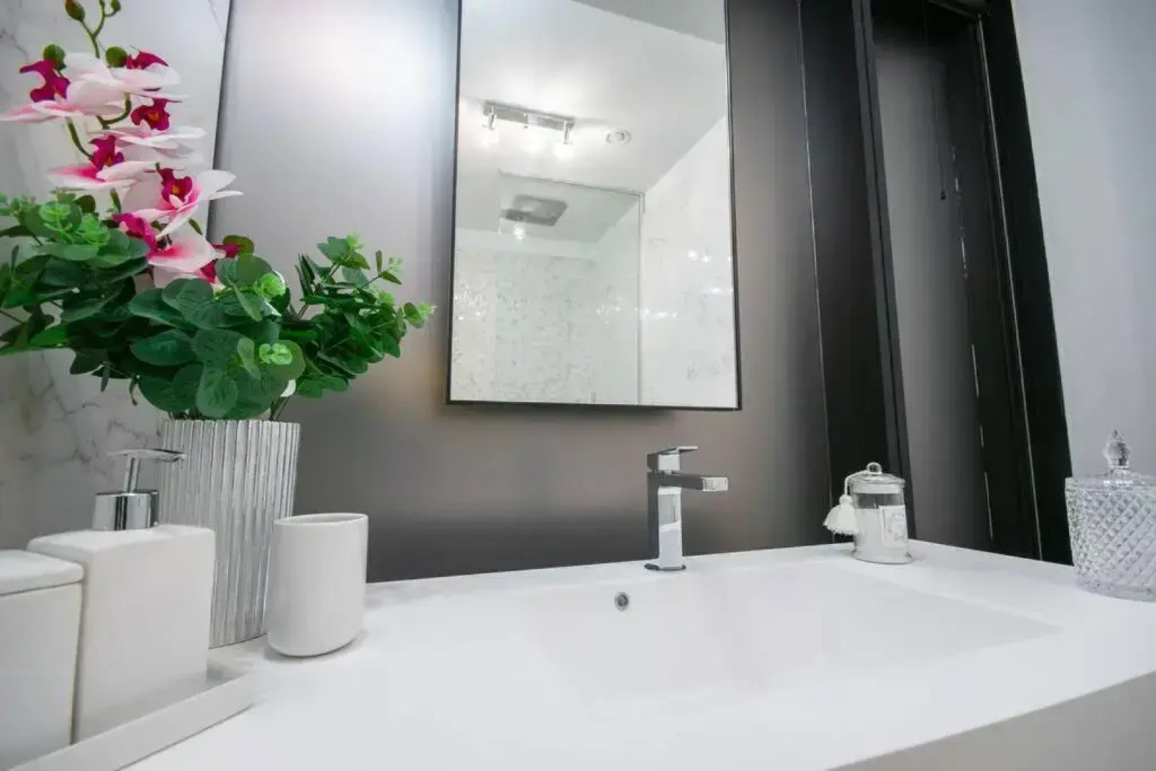 Lake Panorama Loft 5 star Location, Queen Bed, Views