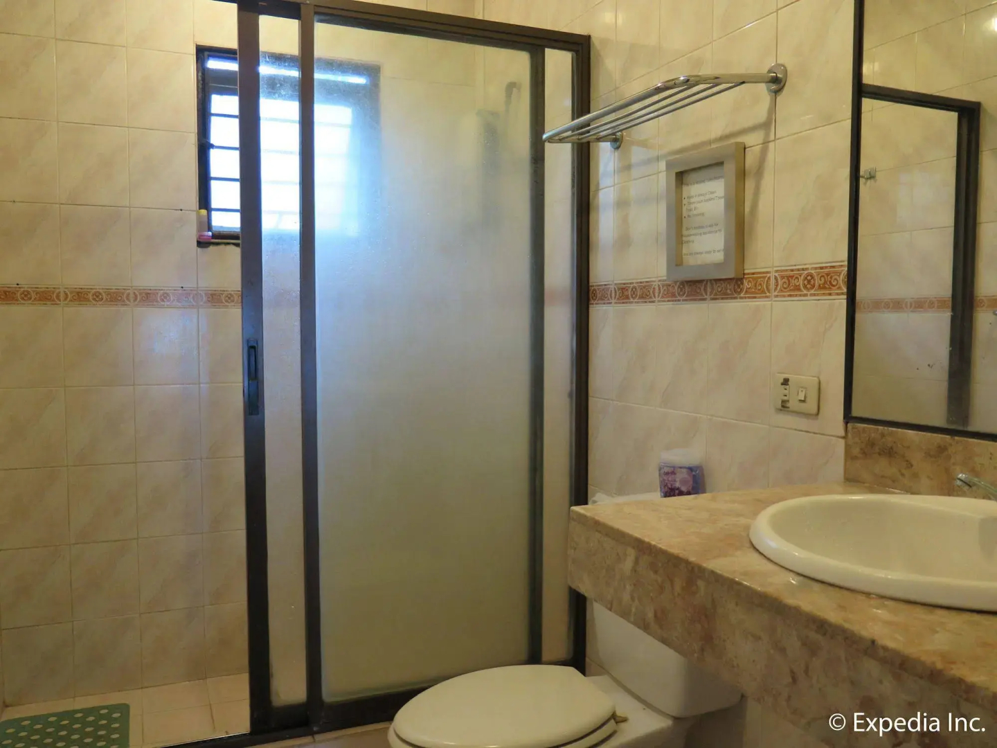 Mountain Breeze Hostel Tagaytay Center