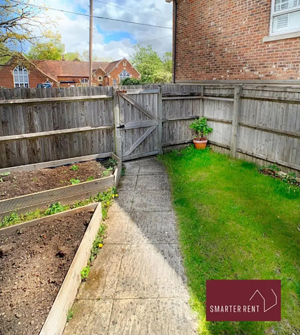 Ascot - Immaculate 2 Bed House with Parking