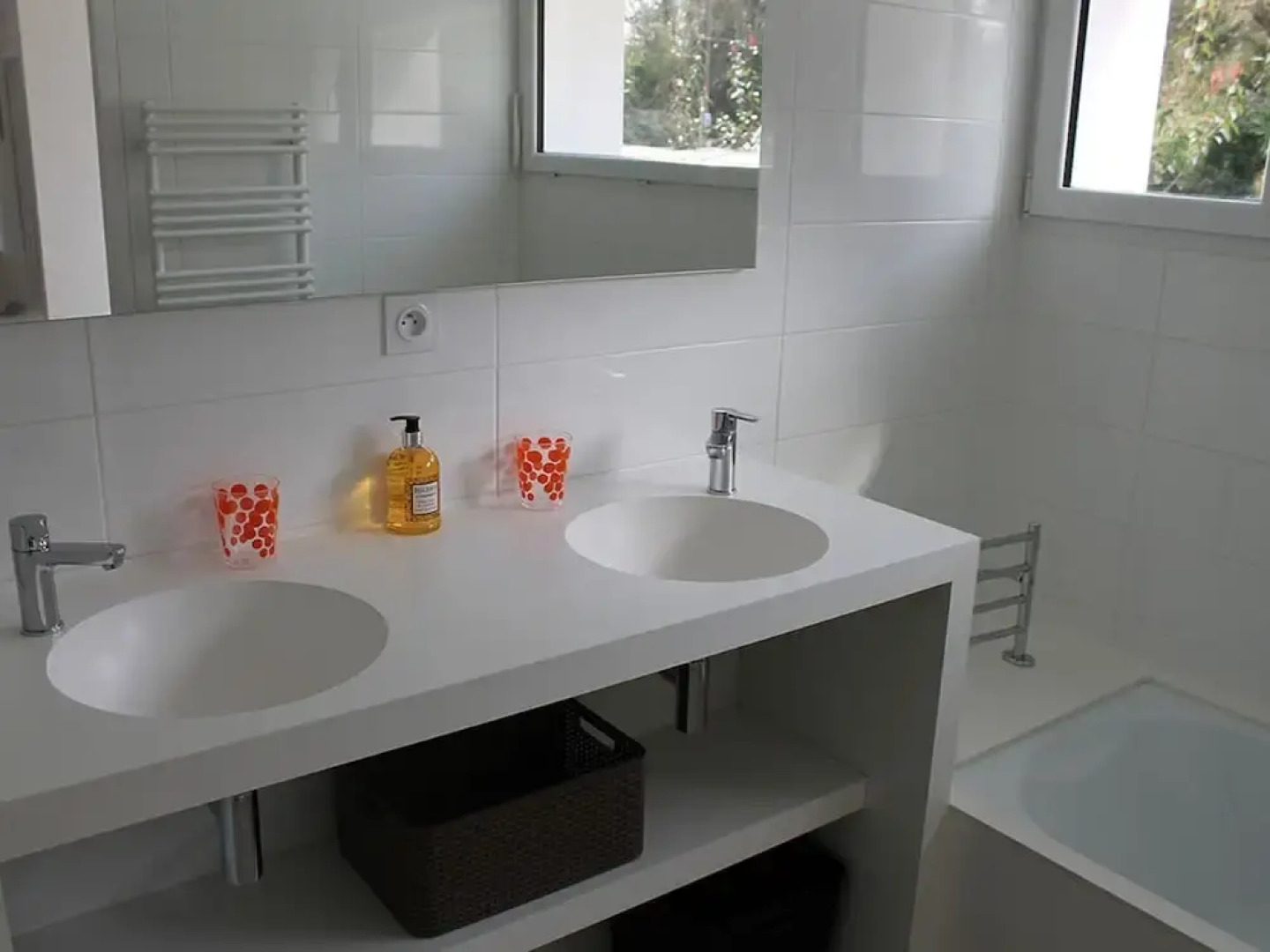 Villa With High-end Kitchen, Jacuzzi & Pool in Longeville sur mer