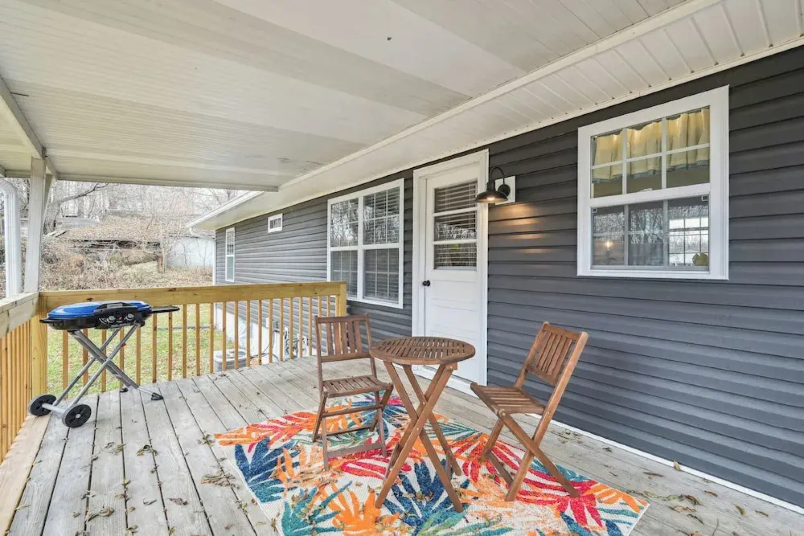 Vine Grove Home w/ Deck, 4 Mi to Saunders Springs!