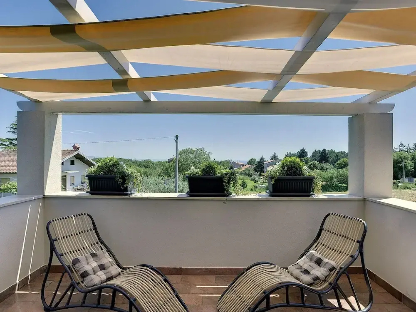 Superb Modern Villa With Pool, Large Fenced Yard Near the Beach