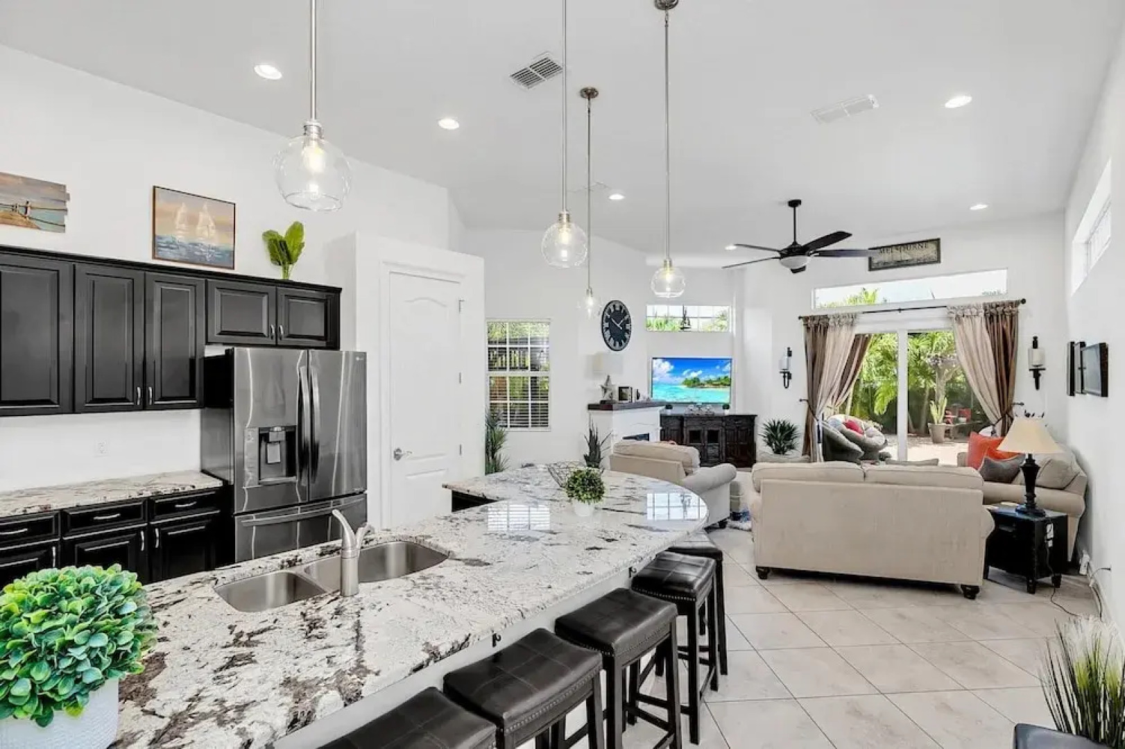 Upscale Private Home 10-min Walk to Canova Beach