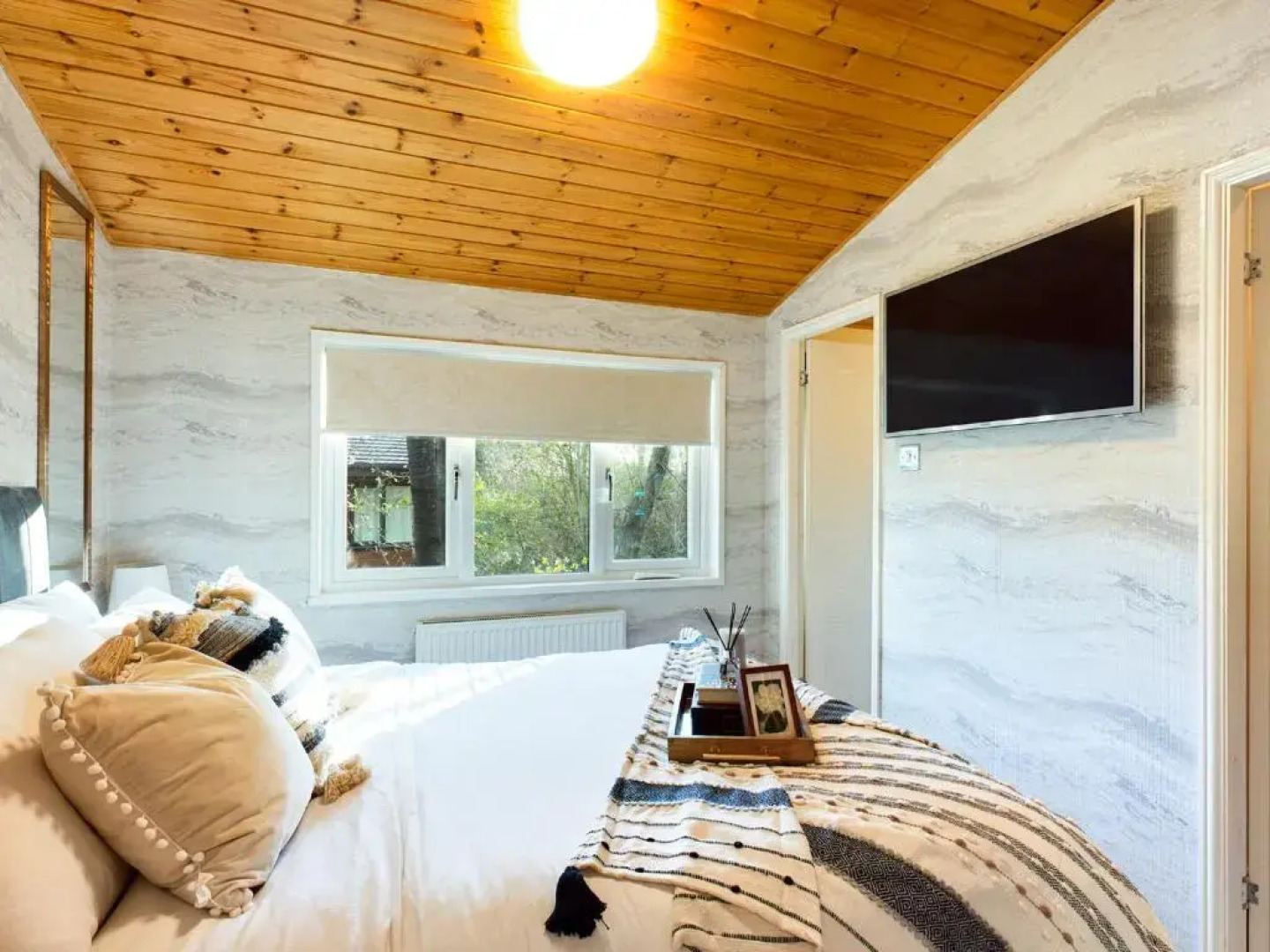 3 Bedroom Lakeview Lodge - Ensuite & Balcony Deck