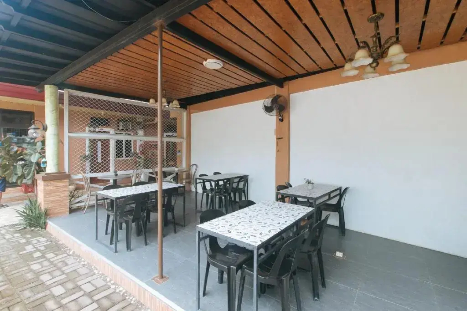 Queens Hometel by Oyo Rooms