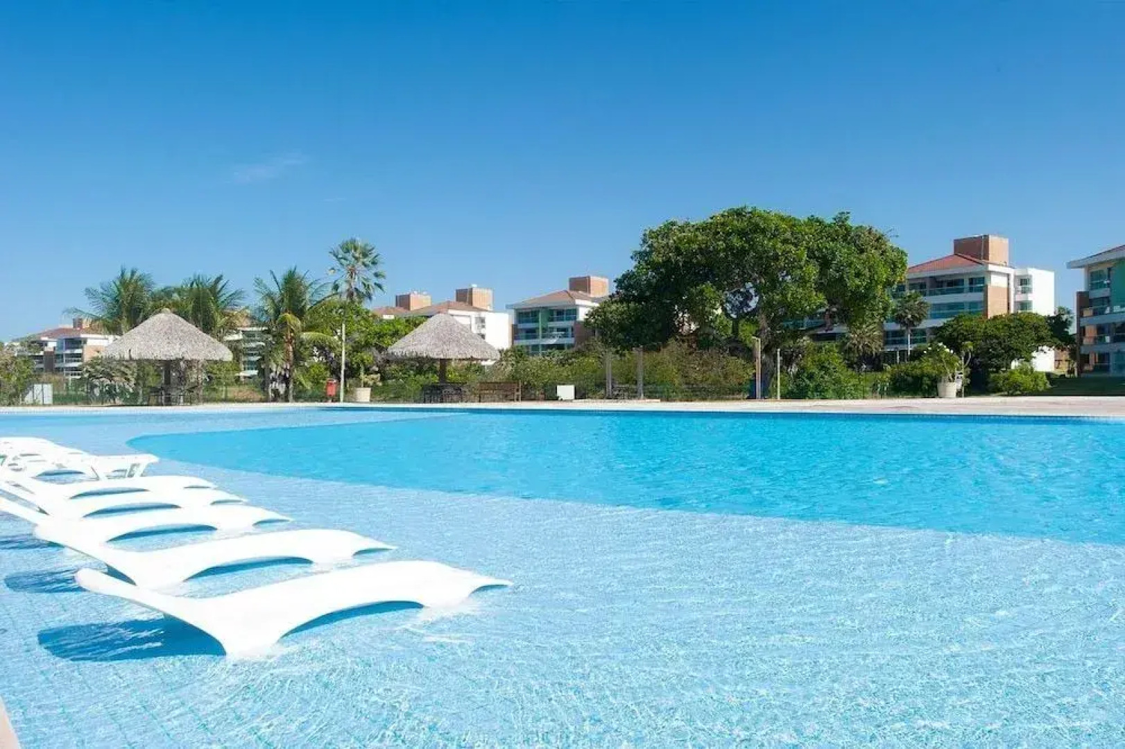 MAGNíFICO APART NO CATU LAKE RESIDENCE