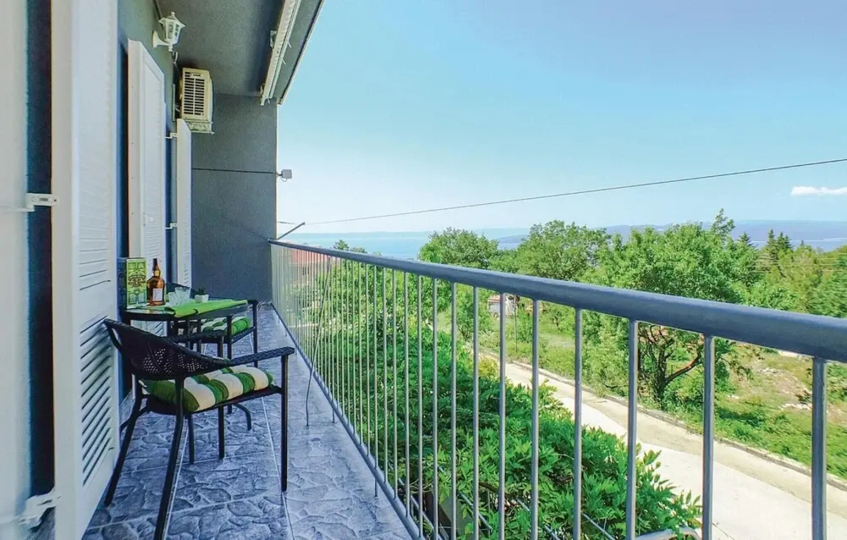 Stunning Home in Bast With 4 Bedrooms, Jacuzzi and Wifi