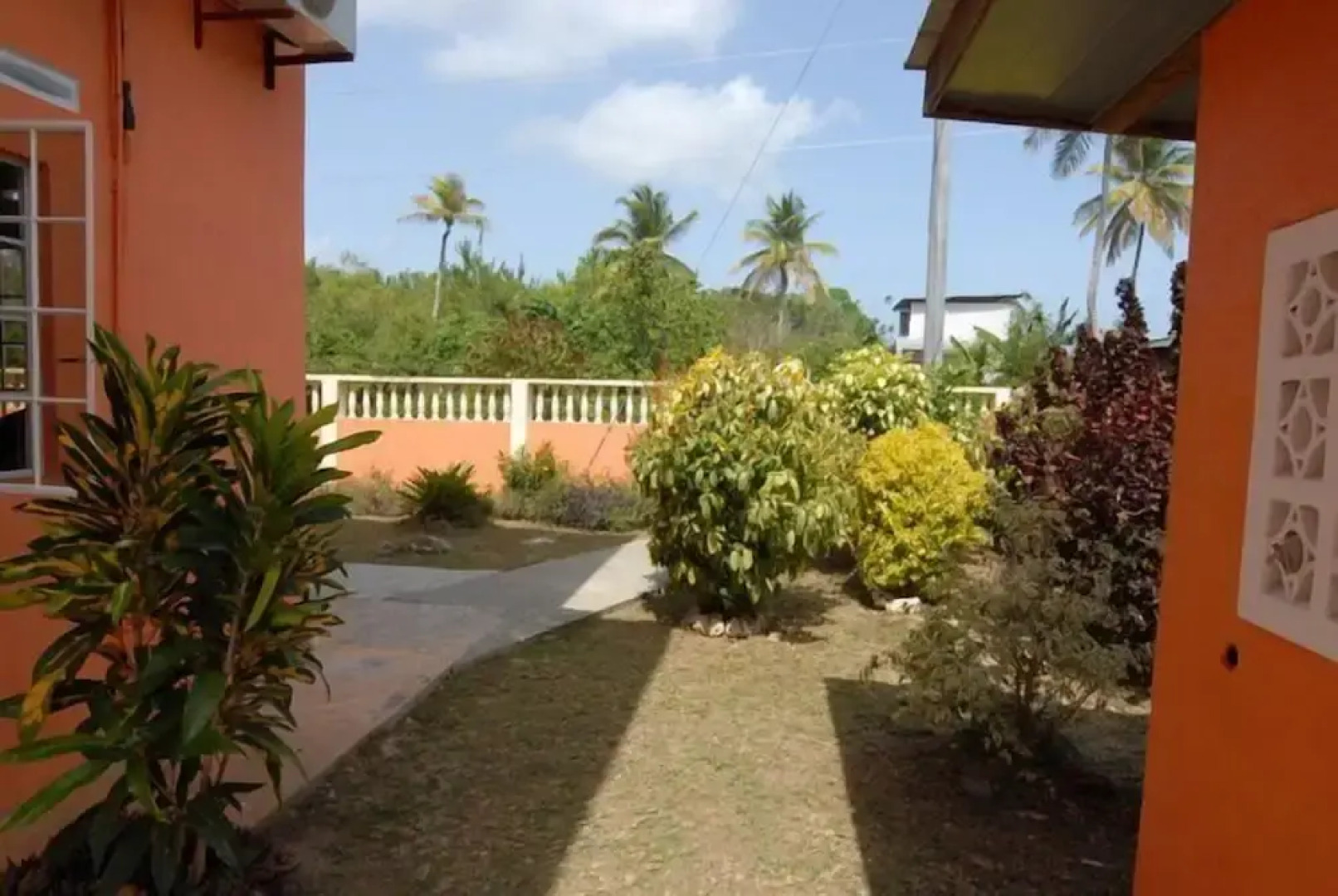 J&G's Tropical Apartments