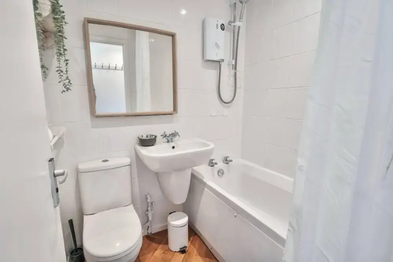 The Lookout, Sunny Beach Retreat, Sleeps 5 Guests