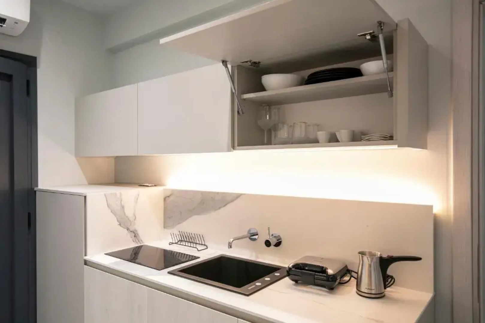B&D Luxury Suites